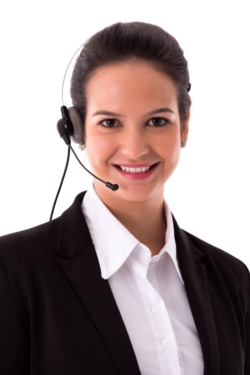 Una consulente con le cuffie sorride